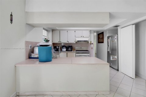 House in Coral Gables, Florida 3 bedrooms, 149.94 sq.m. № 1952728 - photo 16