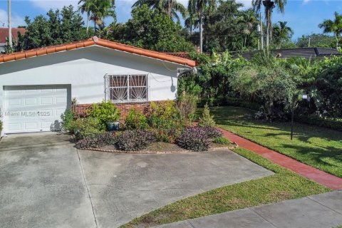 House in Coral Gables, Florida 3 bedrooms, 149.94 sq.m. № 1952728 - photo 3