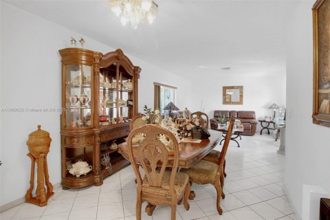 House in Coral Gables, Florida 3 bedrooms, 149.94 sq.m. № 1952728 - photo 21