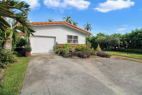 House in Coral Gables, Florida 3 bedrooms, 149.94 sq.m. № 1952728 - photo 9