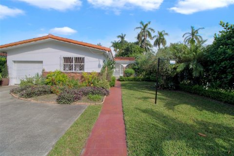 House in Coral Gables, Florida 3 bedrooms, 149.94 sq.m. № 1952728 - photo 10