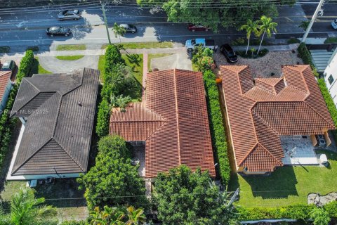 House in Coral Gables, Florida 3 bedrooms, 149.94 sq.m. № 1952728 - photo 6