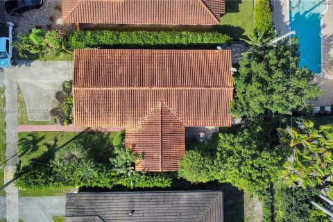House in Coral Gables, Florida 3 bedrooms, 149.94 sq.m. № 1952728 - photo 5