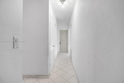 House in Coral Gables, Florida 3 bedrooms, 149.94 sq.m. № 1952728 - photo 26
