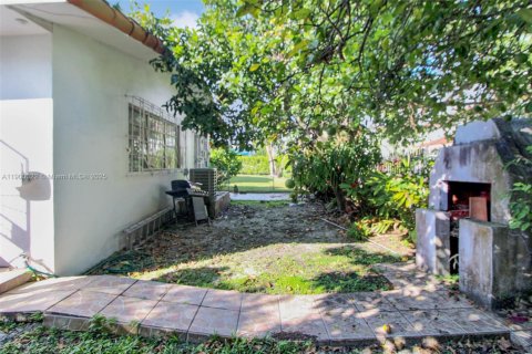 House in Coral Gables, Florida 3 bedrooms, 149.94 sq.m. № 1952728 - photo 15