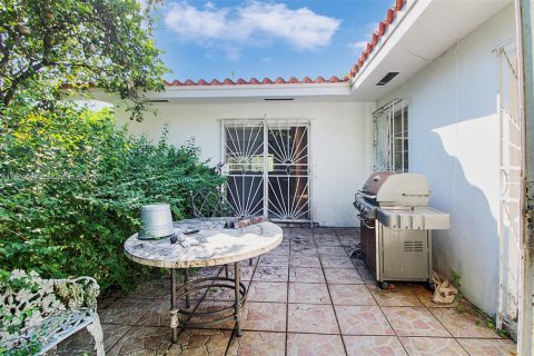 House in Coral Gables, Florida 3 bedrooms, 149.94 sq.m. № 1952728 - photo 14