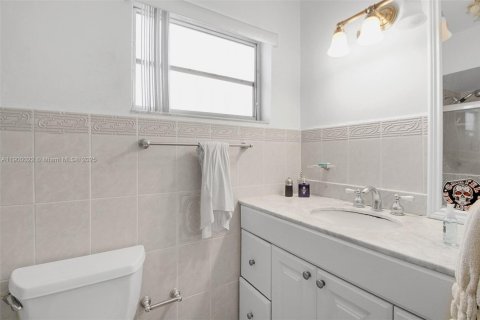 House in Coral Gables, Florida 3 bedrooms, 149.94 sq.m. № 1952728 - photo 28