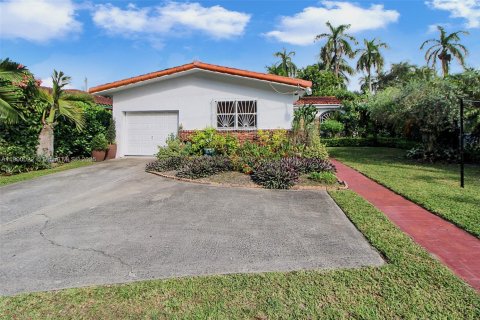 House in Coral Gables, Florida 3 bedrooms, 149.94 sq.m. № 1952728 - photo 8
