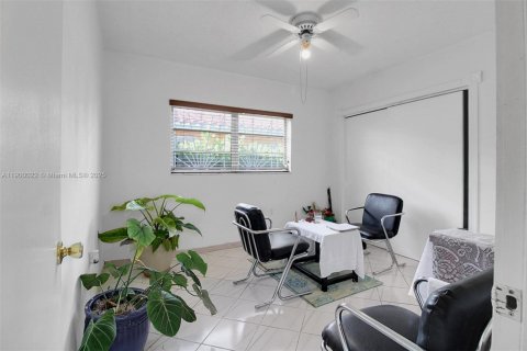 House in Coral Gables, Florida 3 bedrooms, 149.94 sq.m. № 1952728 - photo 29