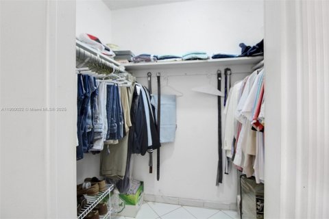 House in Coral Gables, Florida 3 bedrooms, 149.94 sq.m. № 1952728 - photo 25