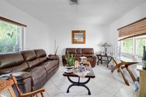 House in Coral Gables, Florida 3 bedrooms, 149.94 sq.m. № 1952728 - photo 22