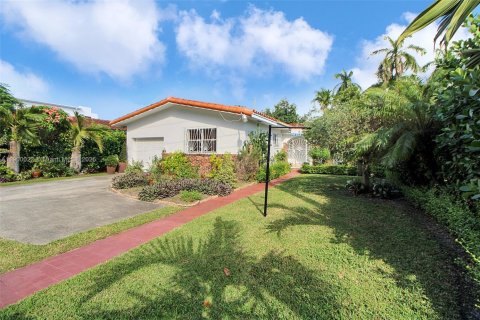 House in Coral Gables, Florida 3 bedrooms, 149.94 sq.m. № 1952728 - photo 11