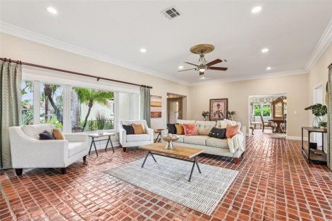 House in Saint Petersburg, Florida 4 bedrooms, 384.71 sq.m. № 1900825 - photo 13