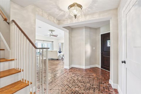 House in Saint Petersburg, Florida 4 bedrooms, 384.71 sq.m. № 1900825 - photo 9