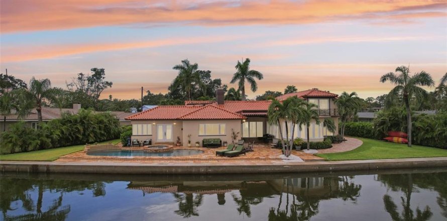 Casa en Saint Petersburg, Florida 4 dormitorios, 384.71 m2 № 1900825