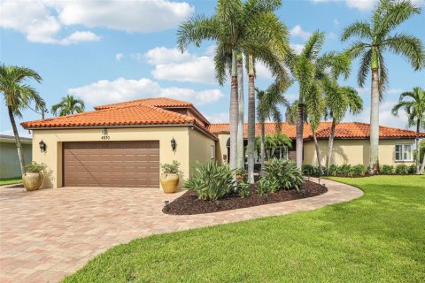 House in Saint Petersburg, Florida 4 bedrooms, 384.71 sq.m. № 1900825 - photo 4