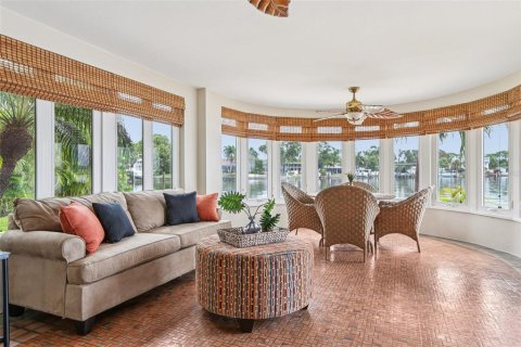 House in Saint Petersburg, Florida 4 bedrooms, 384.71 sq.m. № 1900825 - photo 23