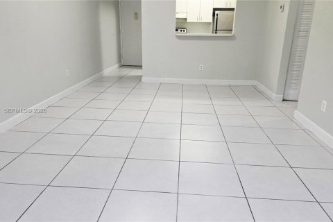 Copropriété à louer à Miami, Floride: 2 chambres, 77.2 m2 № 2002872 - photo 2
