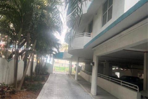 Condo in Surfside, Florida, 1 bedroom  № 2040663 - photo 3