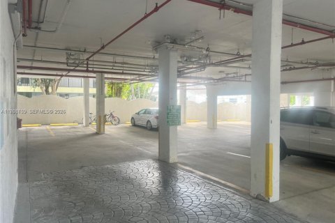 Condo in Surfside, Florida, 1 bedroom  № 2040663 - photo 13