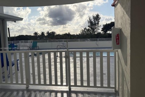 Condo in Surfside, Florida, 1 bedroom  № 2040663 - photo 14