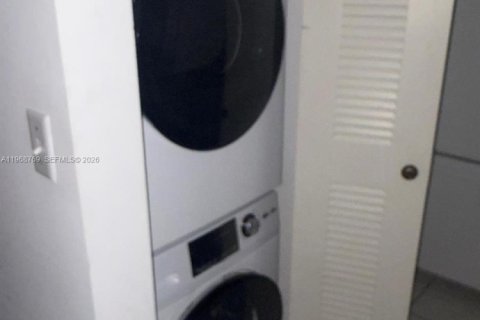 Condo in Surfside, Florida, 1 bedroom  № 2040663 - photo 17