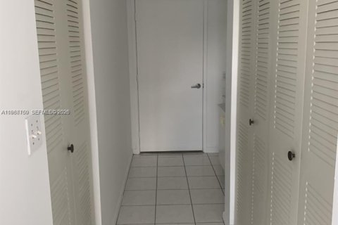 Condo in Surfside, Florida, 1 bedroom  № 2040663 - photo 18