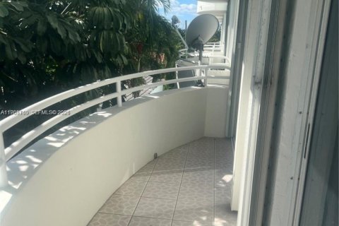 Condo in Surfside, Florida, 1 bedroom  № 2040663 - photo 4