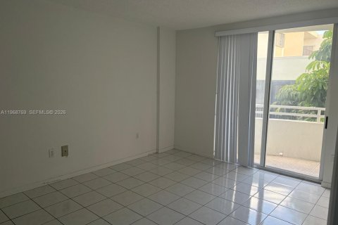 Condo in Surfside, Florida, 1 bedroom  № 2040663 - photo 16