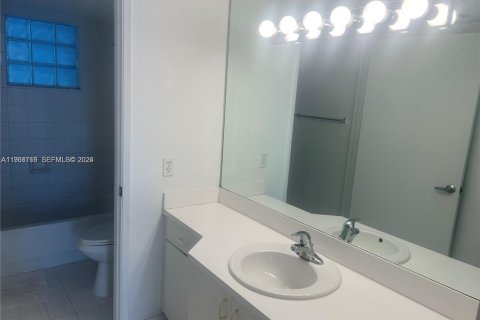 Condo in Surfside, Florida, 1 bedroom  № 2040663 - photo 7