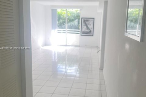 Condo in Surfside, Florida, 1 bedroom  № 2040663 - photo 9