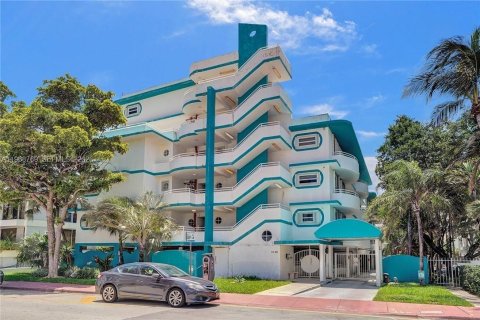 Condo in Surfside, Florida, 1 bedroom  № 2040663