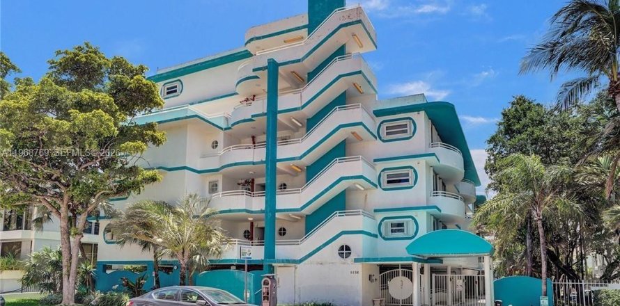 Condo in Surfside, Florida, 1 bedroom  № 2040663