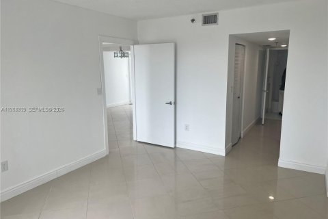 Condo in Surfside, Florida, 1 bedroom  № 2040663 - photo 12