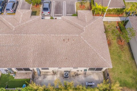 Townhouse in Florida City, Florida 3 bedrooms, 122.17 sq.m. № 1685639 - photo 21