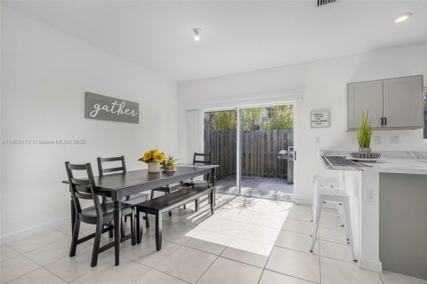 Townhouse in Florida City, Florida 3 bedrooms, 122.17 sq.m. № 1685639 - photo 6
