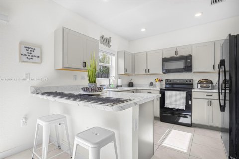 Townhouse in Florida City, Florida 3 bedrooms, 122.17 sq.m. № 1685639 - photo 7