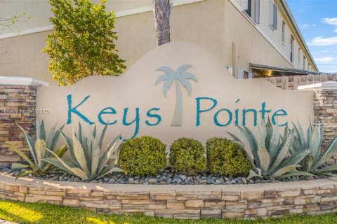 Townhouse in Florida City, Florida 3 bedrooms, 122.17 sq.m. № 1685639 - photo 25