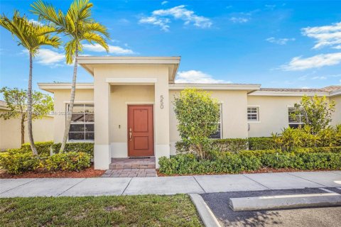 Townhouse in Florida City, Florida 3 bedrooms, 122.17 sq.m. № 1685639 - photo 1