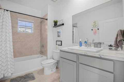 Townhouse in Florida City, Florida 3 bedrooms, 122.17 sq.m. № 1685639 - photo 14