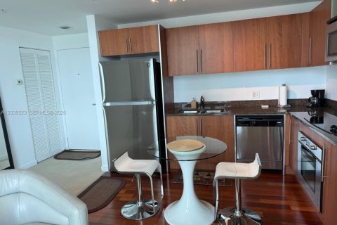 Condo in Miami, Florida, 1 bedroom № 2183377 - photo 2