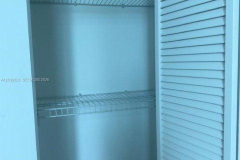 Condo in Miami, Florida, 1 bedroom № 2183377 - photo 13