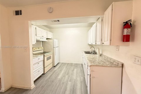 Снять в аренду таунхаус в Санрайз, Флорида 2 спальни, 114.83м2, № 2035395 - фото 6