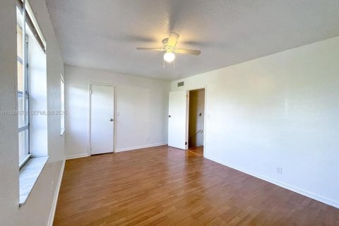 Снять в аренду таунхаус в Санрайз, Флорида 2 спальни, 114.83м2, № 2035395 - фото 18