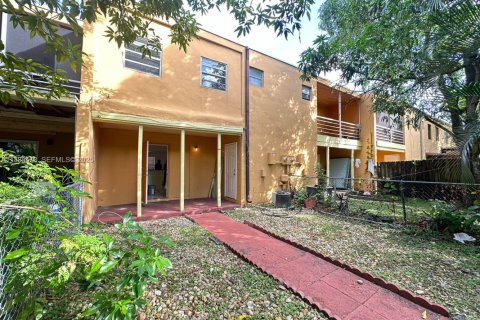 Снять в аренду таунхаус в Санрайз, Флорида 2 спальни, 114.83м2, № 2035395 - фото 2