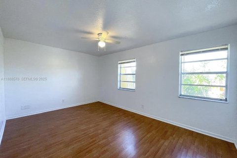 Снять в аренду таунхаус в Санрайз, Флорида 2 спальни, 114.83м2, № 2035395 - фото 19