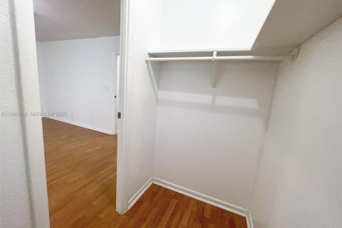 Снять в аренду таунхаус в Санрайз, Флорида 2 спальни, 114.83м2, № 2035395 - фото 20