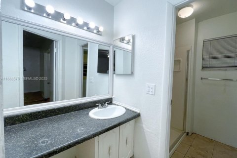 Снять в аренду таунхаус в Санрайз, Флорида 2 спальни, 114.83м2, № 2035395 - фото 11