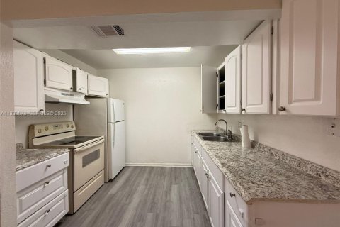 Снять в аренду таунхаус в Санрайз, Флорида 2 спальни, 114.83м2, № 2035395 - фото 5