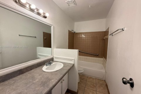 Снять в аренду таунхаус в Санрайз, Флорида 2 спальни, 114.83м2, № 2035395 - фото 16